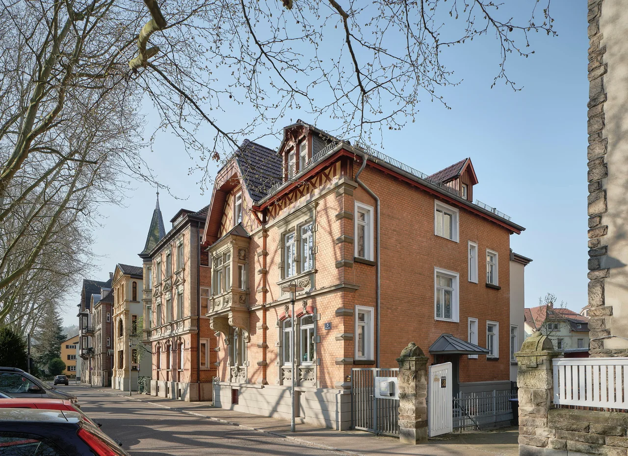 Historische Backsteinfassade der Villa DREI an der Deffnerstraße in Esslingen