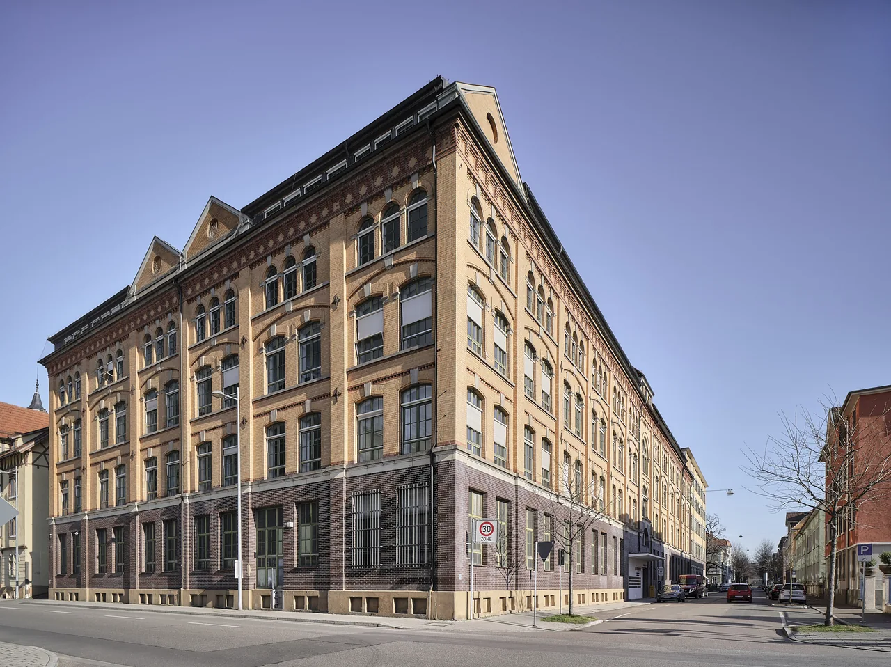 DAS QUIST · Business Center