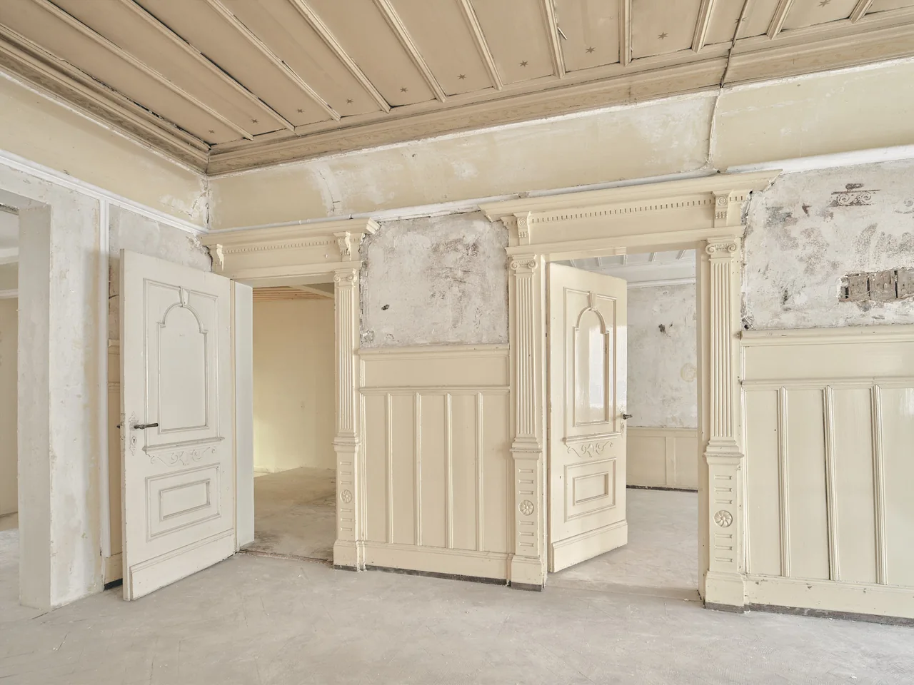 Freigelegte historische Wandmalereien und Holzböden im Paul-Hausser-Haus